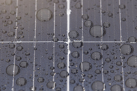 绿色能源 带雨滴的太阳能电池板特写 在恶劣环境中使用防水太阳能电池板 生产绿色能源创新阳光气泡光伏控制板力量蓝色安装活力电气背景图片