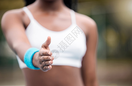 在网球运动员的手上的特写镜头 网球运动员准备迎接她的对手 非洲裔美国网球运动员准备与她的搭档握手 网球运动员与她的搭档达成协议图片