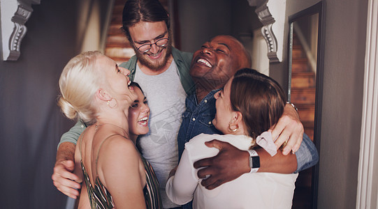 朋友们 拥抱和爱 同时在聚会或社交聚会上快乐和兴奋 在家庭庆祝活动中带来多样性 支持和快乐的能量 男男女女围成一圈庆祝重逢图片