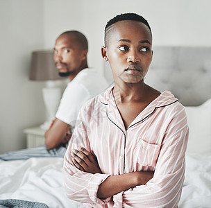 压力 抑郁和婚姻 黑人夫妇在家里的床上吵架或打架后生气 心理健康 关系和离婚问题 男女在卧室思维中感到沮丧和沮丧图片