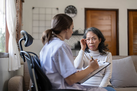 正在接受健康检查的亚裔女性病人 而女医生则使用听诊器检查护士和保健概念中的心率以及疾病考试咨询疼痛老年药品发烧医学女士卫生图片