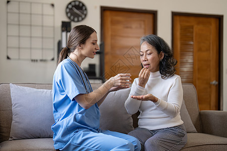 高龄妇女在照料者为她提供药物咨询时服药的内容 包括老年人用药 疗养院 家庭保健等内容第12条治疗卫生药片帮助疾病退休女性健康女士图片