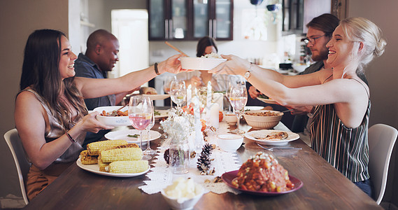 圣诞节 庆祝活动和朋友一起吃午餐 招待客人并在餐桌上享用美食 在感恩节期间参加节日晚宴的派对 社交活动和男女图片