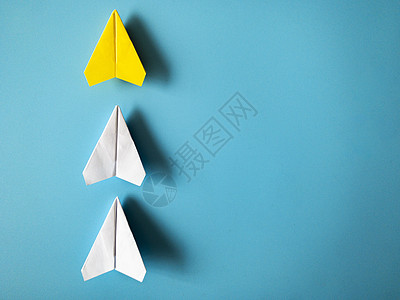 黄纸飞机折纸式主要白色飞机 蓝背景 有可定制的文字空间 领导才能概念 (掌上型)图片