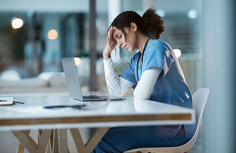 头痛压力 护士和住院的黑人妇女在夜班时感到疼痛 疲倦或生病 在笔记本电脑上工作到很晚时患有抑郁症或倦怠的医疗保健 健康或女性医生图片
