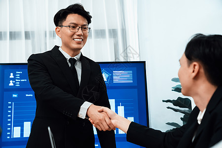 员工在成功举行商务会议后为和谐的象征而握手公司合作微笑数据会议室商业团队经理工作人士图片