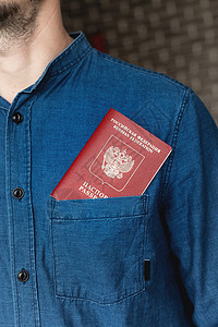 一名穿着蓝色衬衫 护照从口袋里偷看的男子被近身包围 旅游和旅行概念 有选择的重点 无法辨认的人图片