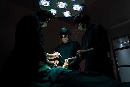 外科小组在无菌手术室为病人做手术程序面具助手医师疾病器械团队保健医院操作图片