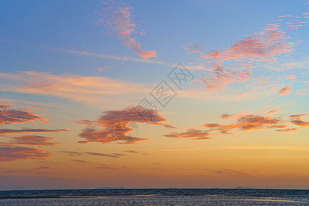 日落天空的奇异颜色 海洋上满是棉花糖云阳光反射太阳旅游海景蓝色晴天场景墙纸天空图片