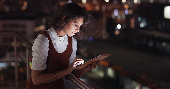 夜间在办公室阳台上使用平板电脑进行通信 网络或社交媒体的创业 数据分析或女商务人士 屋顶 创意或女孩 拥有 5g 网络 搜索或网图片