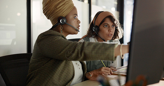 非洲客户服务机构的呼叫中心 培训和黑人女性教练招聘 多样性 团队合作和 CRM 电话营销经理在办公桌前咨询女性客户支持帮助热线教图片