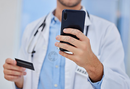 电话 手或医生在医院用信用卡支付网上购物 电子商务或数字银行应用程序 医疗保健专家 使用智能手机购买或支付以在诊所购买网站商店图片