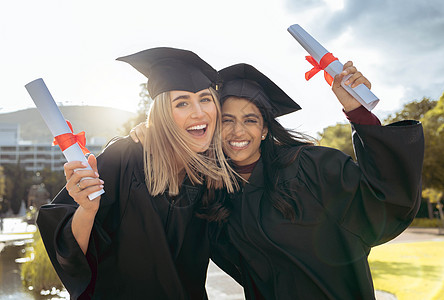 证书 朋友和女性毕业照在大学庆典上拥抱在一起 文凭成功 幸福和兴奋的人与学校 教育和大学生成就图片