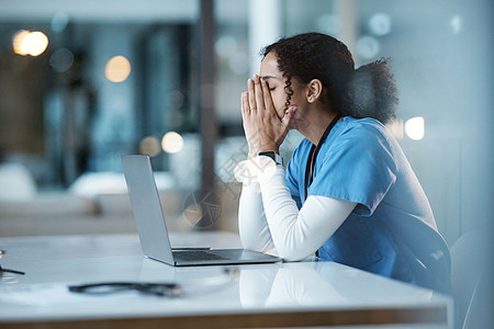 倦怠压力 护士和住院的黑人妇女在夜班时感到疼痛 疲倦或生病 在笔记本电脑上工作到很晚时患有抑郁症或焦虑症的医疗保健 健康和女性医图片