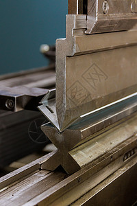 这是在一种用于弯曲金属的液压机的帮助下 弯曲金属板的过程 25生产制造业金工安全冲孔钣金加工工厂床单制造图片