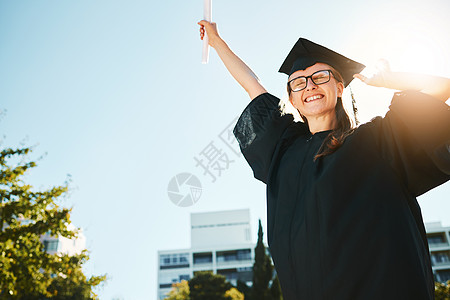 获得大学成就 奖学金或在校园取得成功的女性 学生和毕业生 庆祝毕业 证书或文凭的快乐女性图片