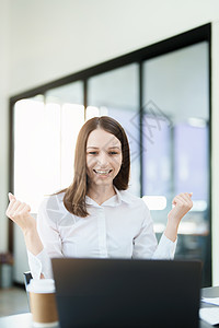 在办公期间使用电脑笔记本电脑 商业概念的活跃女商务人士幸福摄影手势家庭作业职业人士成就企业家商务蓝图图片