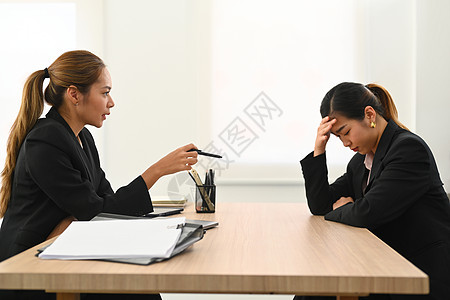 愤怒的女经理责骂沮丧的实习生 情绪压力 工作压力概念图片
