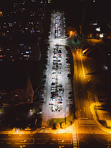 街上灯光在半夜闪亮 在城市的空旷街道上图片