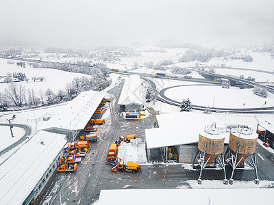 大雪纷飞 公路养护工人工作量大——公路养护基地鸟瞰图图片