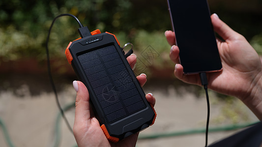 手持移动电话 外用电池与太阳能电池闭合相连接;电话接通图片