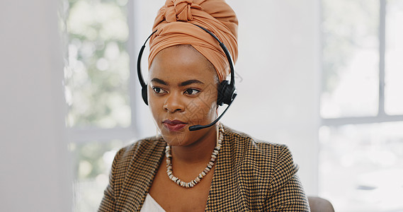 在办公室咨询呼叫中心的面孔 客户服务和黑人女性 电话营销 客户支持或女性销售代理 顾问和员工在沟通 谈话或讲话中使用麦克风职业工图片