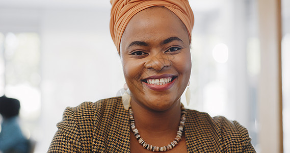 在公司办公室里 一位有着积极心态的职业黑人女性的快乐 微笑和面孔 一位站在工作场所的非洲女性业务经理的管理 领导和肖像图片