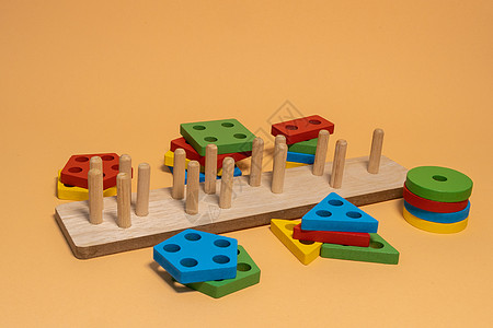 中性背景上的分拣机 多彩多姿的逻辑分拣机特写 儿童木制益智逻辑玩具 适合儿童早期发展的蒙特梭利游戏闲暇童年生态数学技能方法学习孩图片