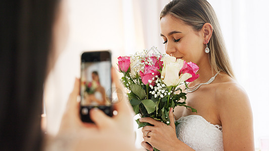 婚礼酒店新娘手机摄影 花束和婚礼庆典快乐 爱和微笑在酒店的豪华设计师礼服 身穿婚纱的富家女 智能手机和鲜花合影庆祝婚事背景