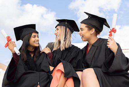 毕业 教育和一群朋友在天空背景下庆祝成功 快乐的女性 多元化的学生和毕业生庆祝学习目标 奖励和微笑并获得大学证书图片