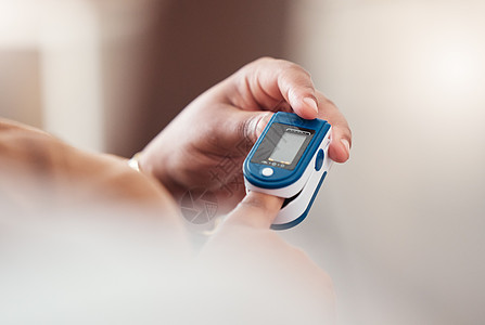 血压 手持技术和医疗检查 糖尿病或高血压的背景 用于心率检查的数字设备 医疗自我护理和带健康的手指或手图片