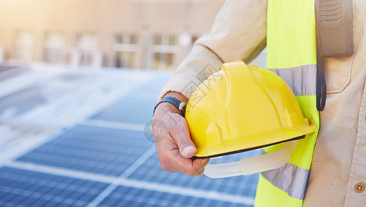 在从事光伏开发项目时 工程 太阳能或手戴头盔以确保安全 工业帽 太阳能电池板或从事建筑屋顶维护工作的建筑工人图片
