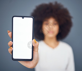 数字 模型和电话与黑人妇女的手 用于技术 网站和互联网 用于广告 设计或营销的社交媒体 电子商务和带有移动和客户空屏幕的应用程序图片
