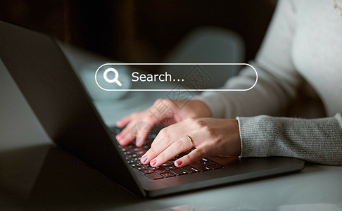 数字营销 覆盖或手打以在互联网 网站或办公室在线搜索内容 缩放 笔记本电脑或专注于研究 SEO 信息或物联网技术数据分析的工作人图片