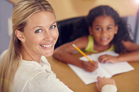 当事业和激情走到一起时 一个年轻老师的肖像 帮助一个学生在她的书桌里做客图片