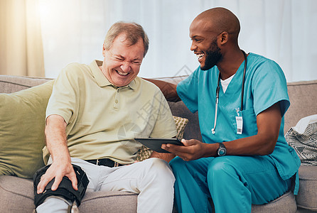 康复 膝盖疼痛以及男子和护士配有恢复结果平板片 病人报告和家庭扫描 保健 支助和快乐的医务工作者与老年人在协商中笑了出来 他们欢图片