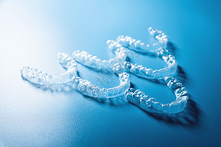 蓝色背景 牙科和矫形术上的金字塔形的牙齿透明直立器 现代医学中的3D印刷品3D印刷品牙套对准器医疗括号牙医口服矫正固定器卫生塑料图片
