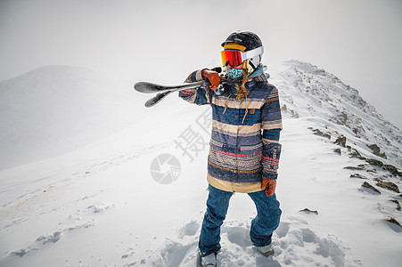 年轻女子在山上度滑雪度假 肖像画 滑雪度假胜地的骑手节日盛大活动男性山脉闲暇爬坡头盔成人旅游娱乐假期图片