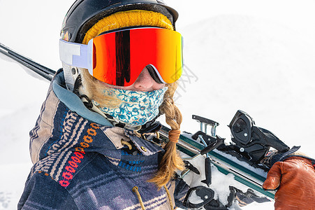 年轻女子在山上度滑雪度假 肖像画 滑雪度假胜地的骑手节日盛大爬坡成人风镜假期旅游乐趣旅行滑雪者女士头盔图片