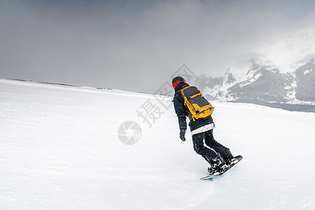 游滑雪车从雪坡上滚下 留下山丘 下山 冬季运动背景的足迹 (Y 我)图片