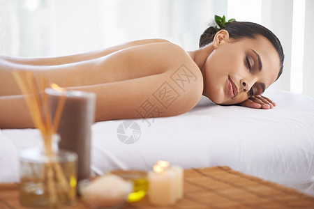 完美的一天 一个年轻女人躺在一个健康的粪便里 被香蜡烛包围着图片