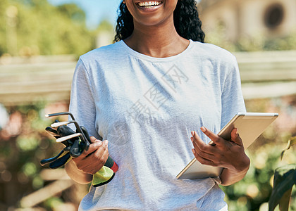 妇女 手或带平板电脑的园艺设备 用于植物生长管理 农业或可持续性工作 微笑 快乐或农民和技术 工具或环境为田间开发耙图片