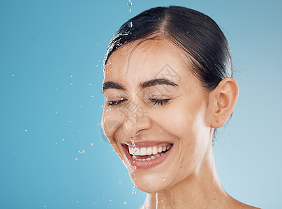 美丽的飞溅 女性的面部和用于卫生护肤的水 为早上的例行程序梳理健康和保健 一个年轻模特的淋浴 化妆品 自然美和洗面奶开心地笑着图片