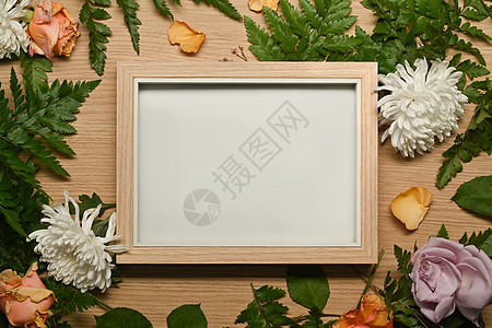 照片相框 木制背景上真鲜花的图片 Florframe 和复制空间图片