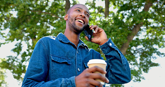 电话 户外和黑人 有工作机会 职业新闻和在线网络想法 愿景和目标 快乐的商务人士 茶歇和智能手机 用于新闻 反馈或移动聊天应用程图片