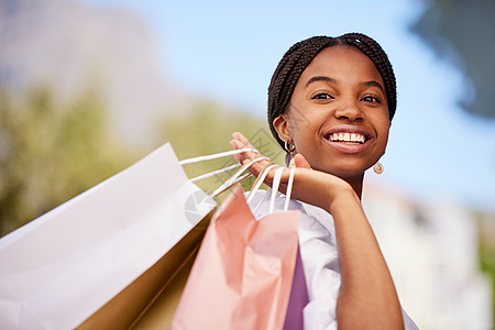黑人女性 奢侈品购物和包袋 在城市中思考和购买 微笑和顾客 非洲裔美国女性客户 女士和购物者 拥有精品服装 昂贵品牌和户外用品图片