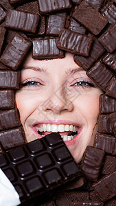 一个被巧克力包围的白人女人的脸 女孩吃了一块巧克力图片