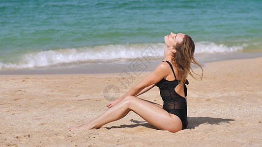一位美丽的女孩坐在迪拜的阿拉伯联合酋长国海滩上 她是一个漂亮的女孩季节天空地平线海洋自由女性海岸晴天热带假期图片