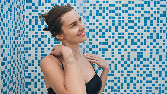 美丽的棕色头发女孩在游泳池游泳后洗个澡黑发皮肤公寓女士内衣洗澡奢华洗涤卫生成人图片