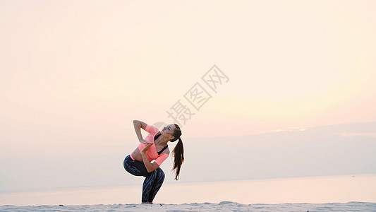 健康 年轻美丽的女人在日出时在海边冥想 练习瑜伽 进行平衡和协调锻炼 深肌张力海滩专注心情女孩沉思女士日落肌肉身体天空图片